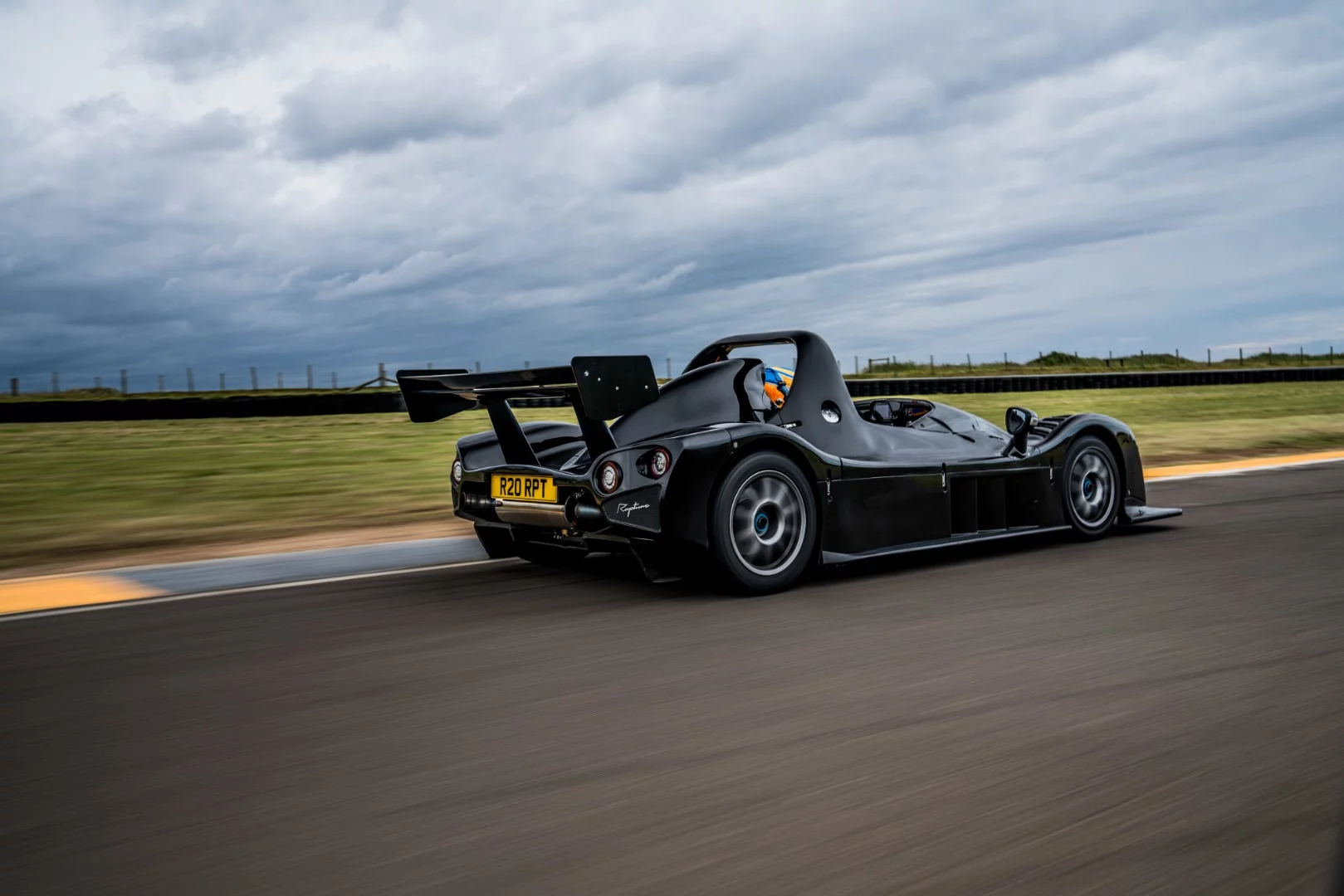 Designed to respond roughly like an SR1 or SR3 prototype racer on track