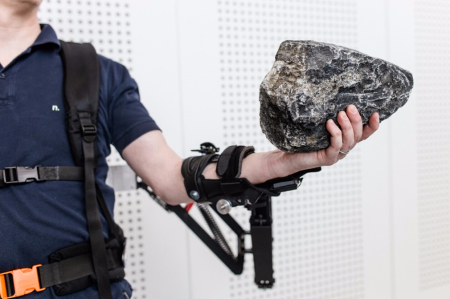 Robo-Mate makes lifting easier by a factor of ten