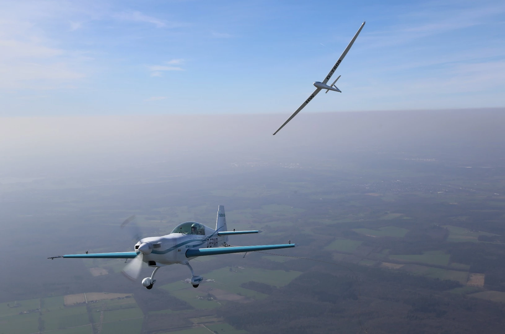 The Extra 330LE electric plane towed the type LS8-neo glider up to 600 meters in just 76 seconds