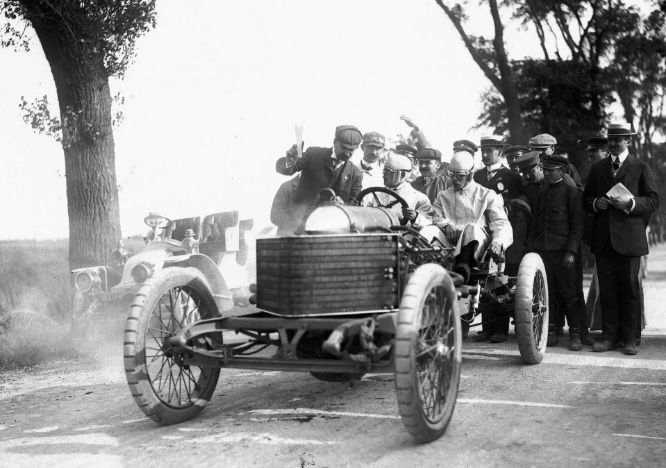 This 1905 one-off Darracq appears to be the very first car built from scratch to contain a 25,422 cc V8 producing 200 hp in a car that weighed just 900 kg (1982 lb).
