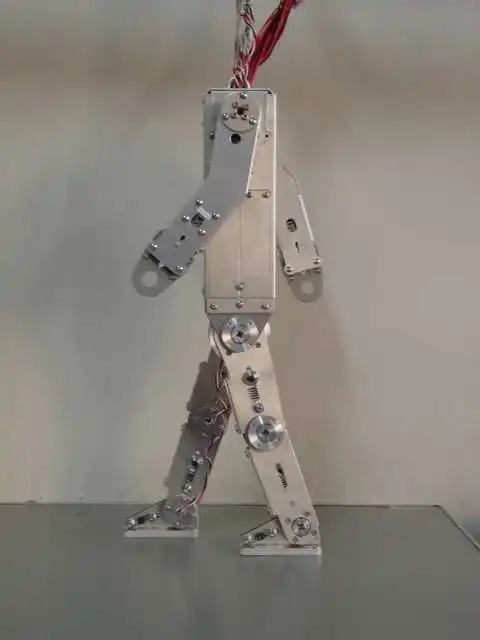 Super Mechano Boy, developed at TITECH Yamakita Lab, was able to stay in an upright position on the horizontal bar for up to a minute