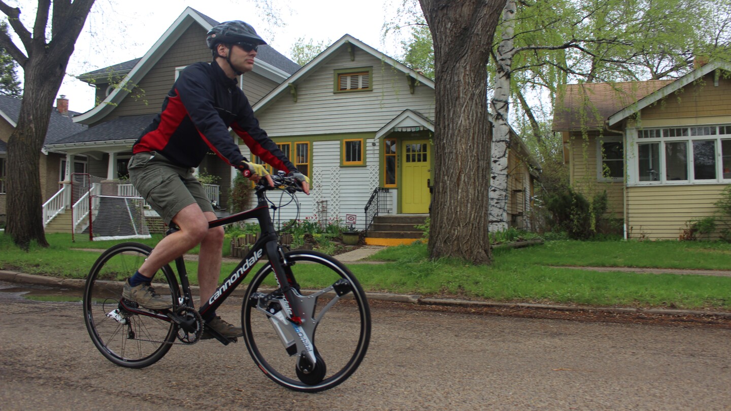 The GeoOrbital Wheel has a top throttle-only speed of 20 mph (32 km/h)