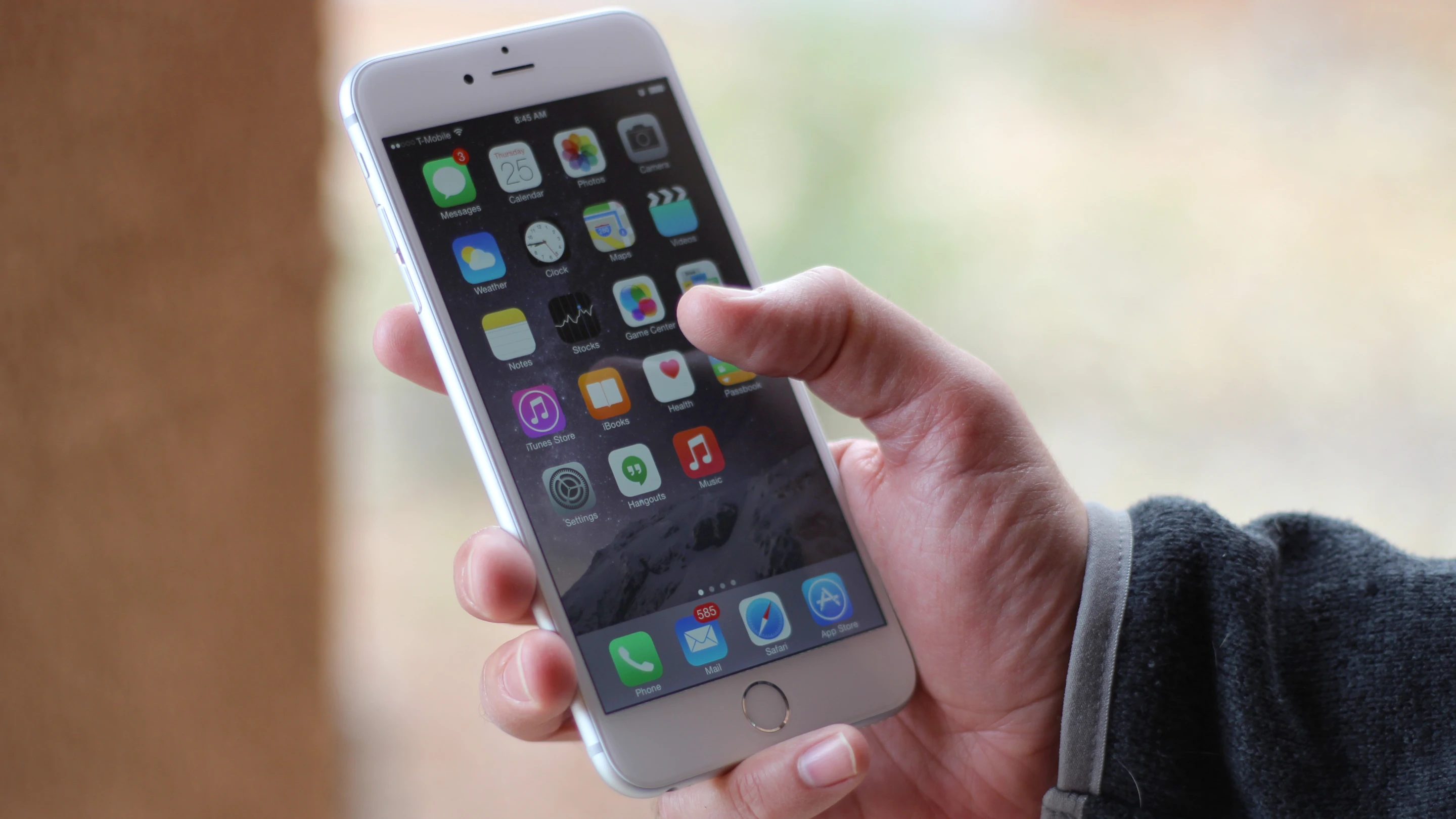 We find often ourselves holding it like this, propping the phone up with a pinky finger (Photo: Will Shanklin/Gizmag.com)
