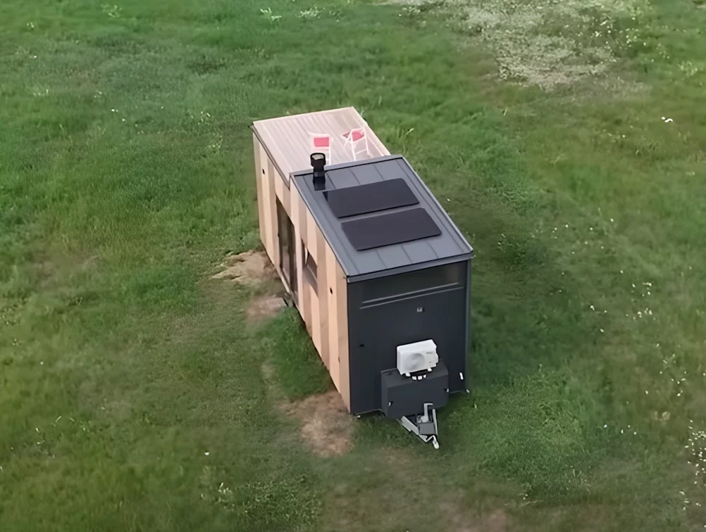 The BTH Loft off-grid fits two bedrooms and a rooftop terrace into a length of just 7.2 m (23 ft)