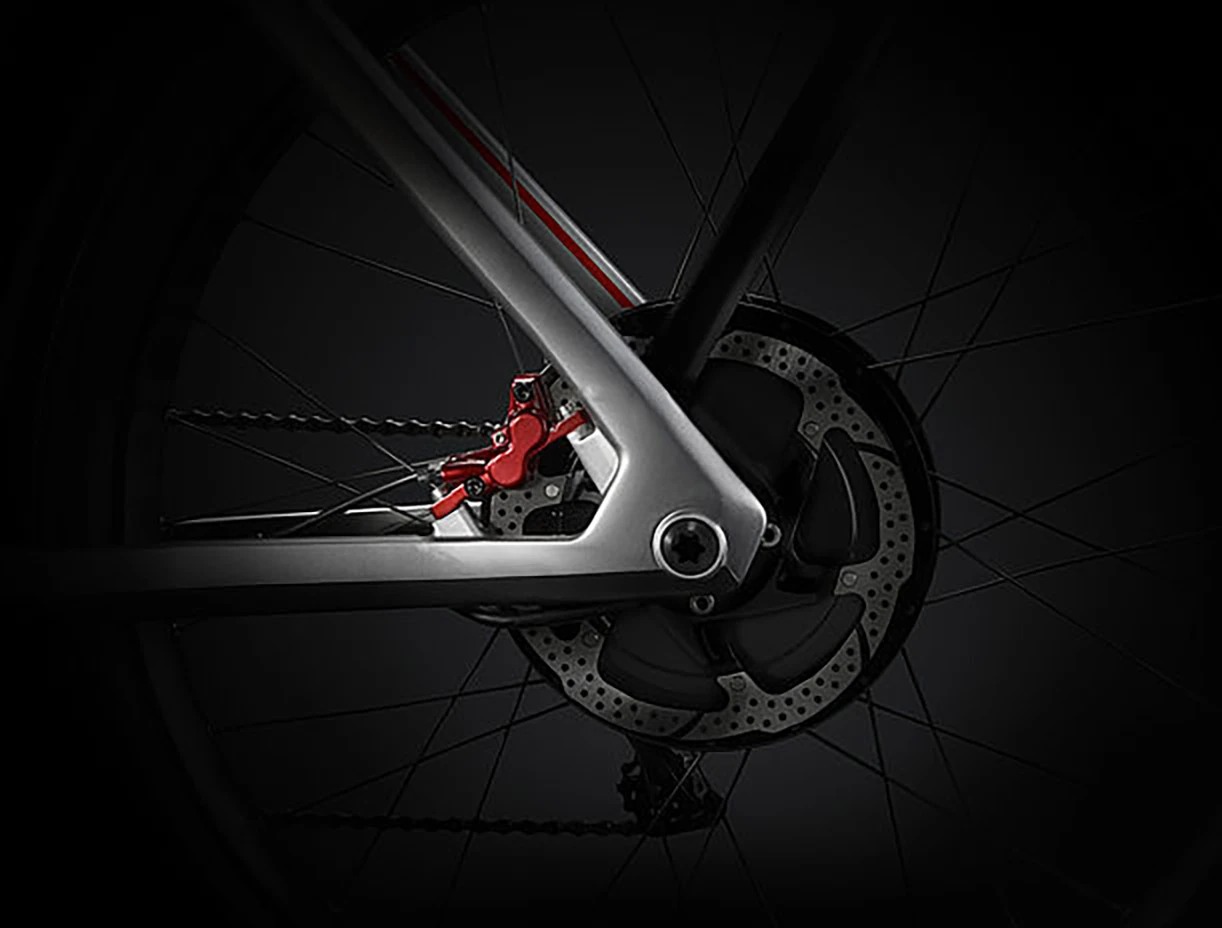 850-watt Syno Sport motor, electronic Shimano shifters and disc brakes to augment the powerful regenerative braking if necessary