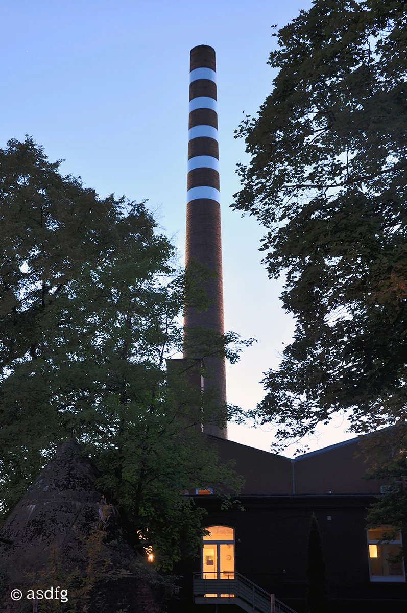 Five flexible reflective strips have been wrapped around the chimney, creating the impression that the stack is broken by the sky (Photo: asdfg)