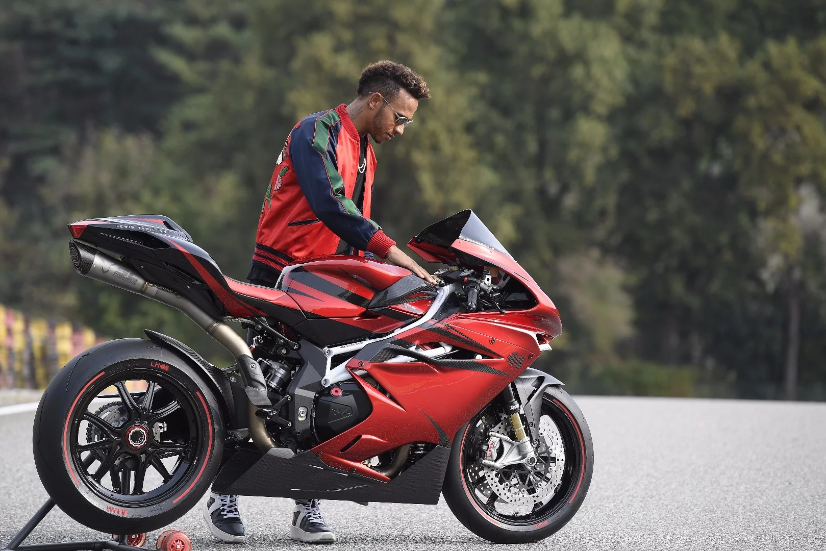 Lewis Hamilton investigates the MV Agusta F4 LH44