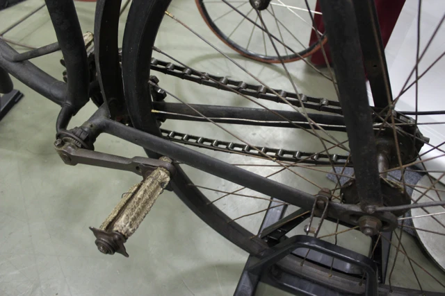 The rider would swing themselves onto the bike by first stepping on the peg by the rear drop-out (Photo: Ben Coxworth/Gizmag.com)