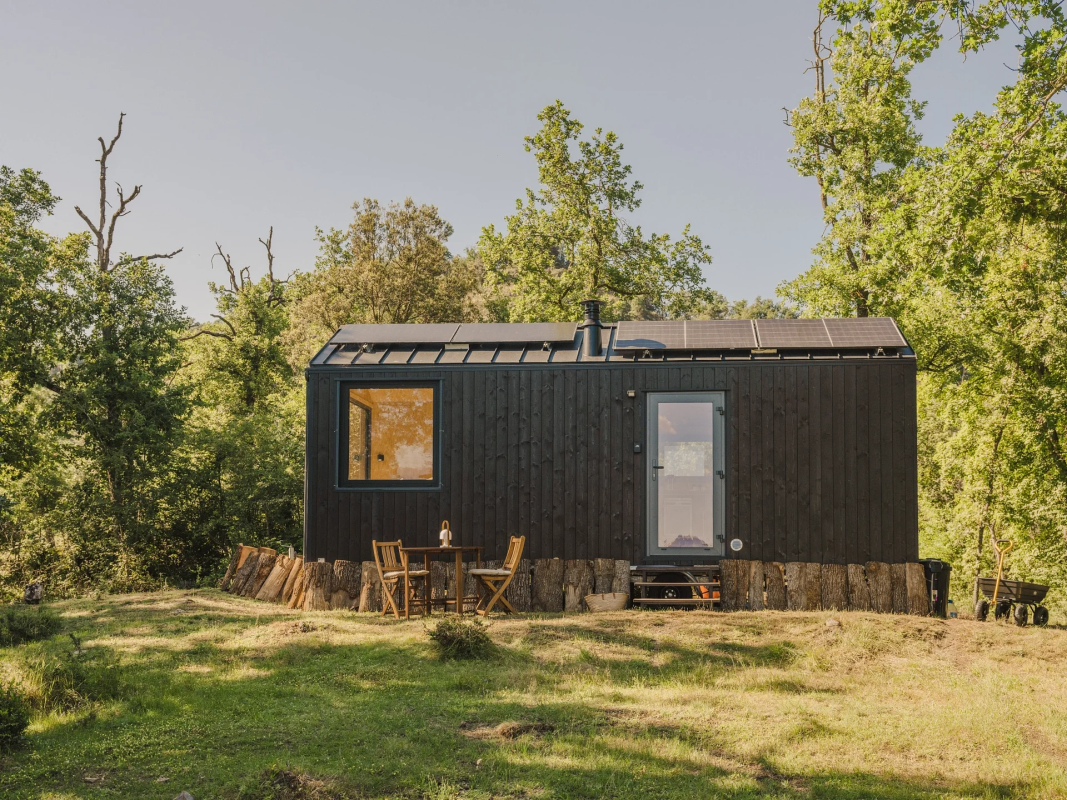 Off-grid-capable tiny house embraces small-living freedom