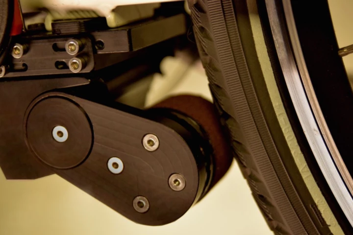 The ONwheel presses its powered roller against the tire when the rider starts pedalling