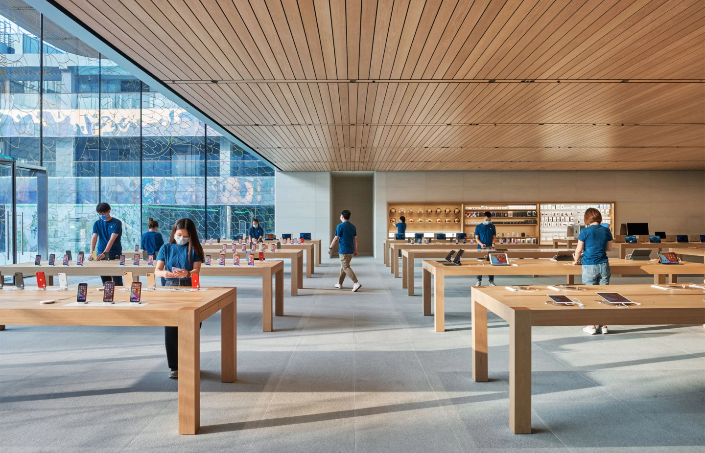 Apple Sanlitun's interior decor consists of stone, glass, and wood