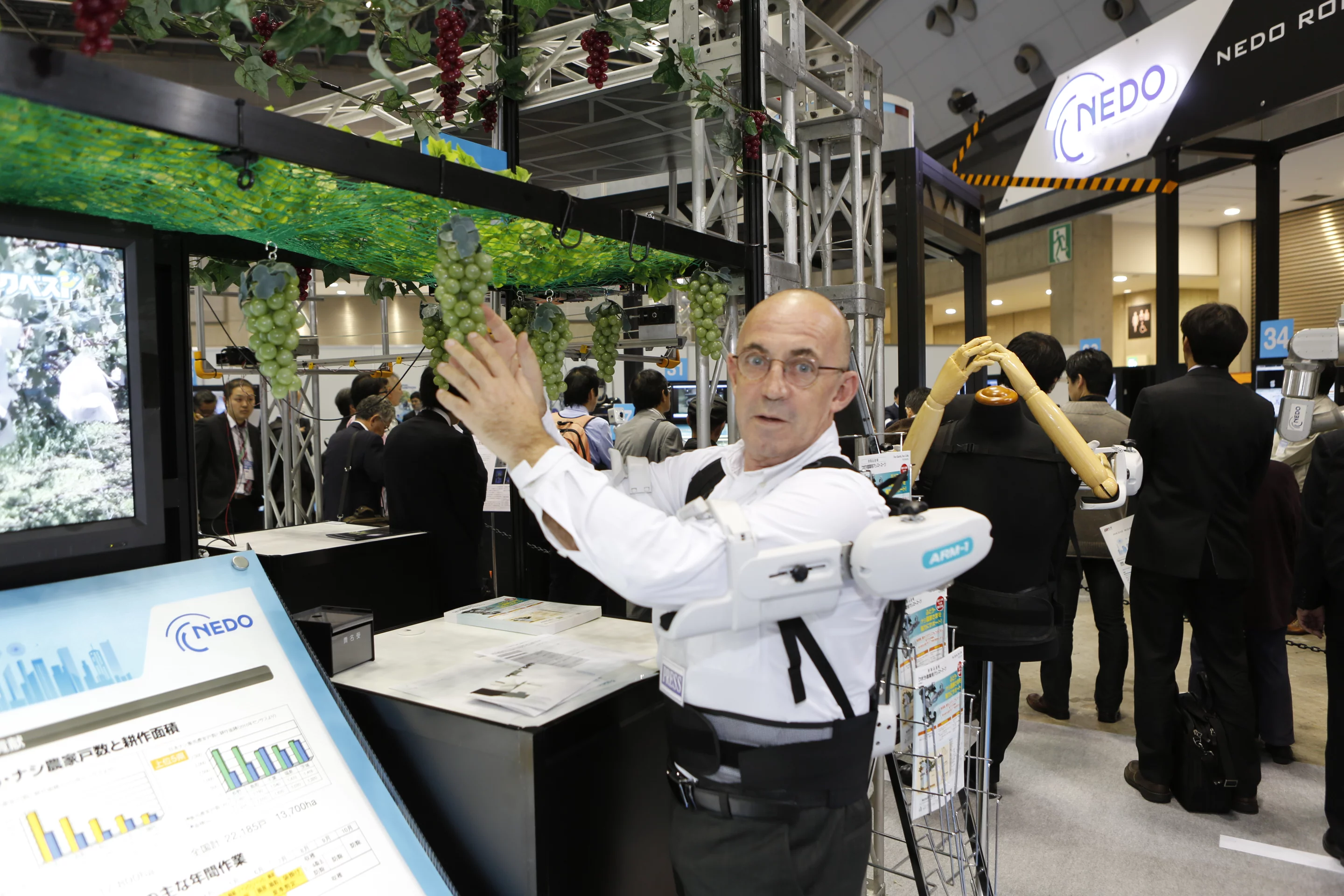 Gizmag's Mike Hanlon trying out the ARM-1