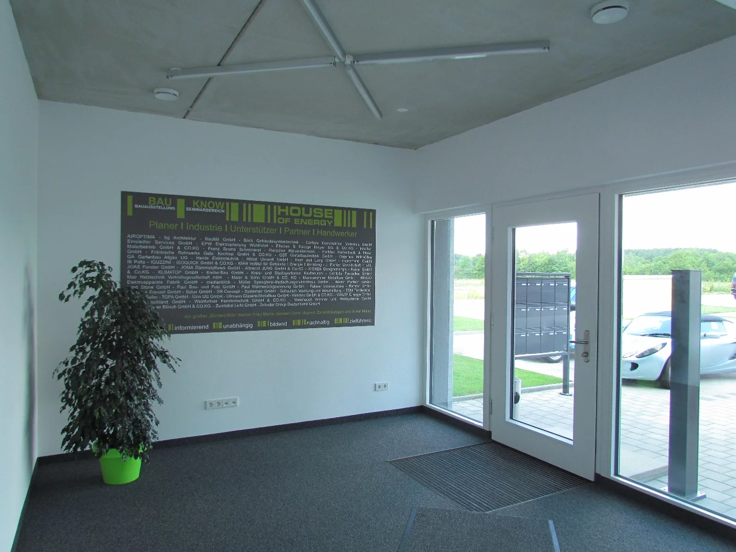The House of Energy features triple-glazed windows, an "excellent level" of thermal protection, a high level of building envelope airtightness, construction that is largely thermal bridge-free and a ventilation system with heat recovery