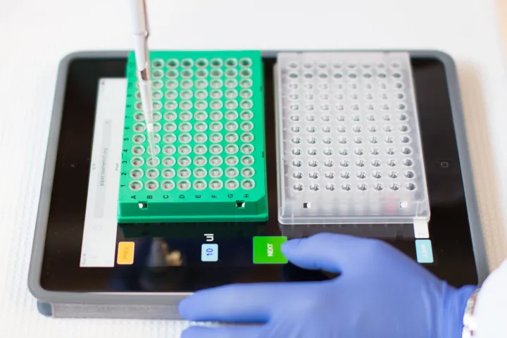 iPipet is an iPad app that uses glowing dots to guide lab techs as they're pipetting
