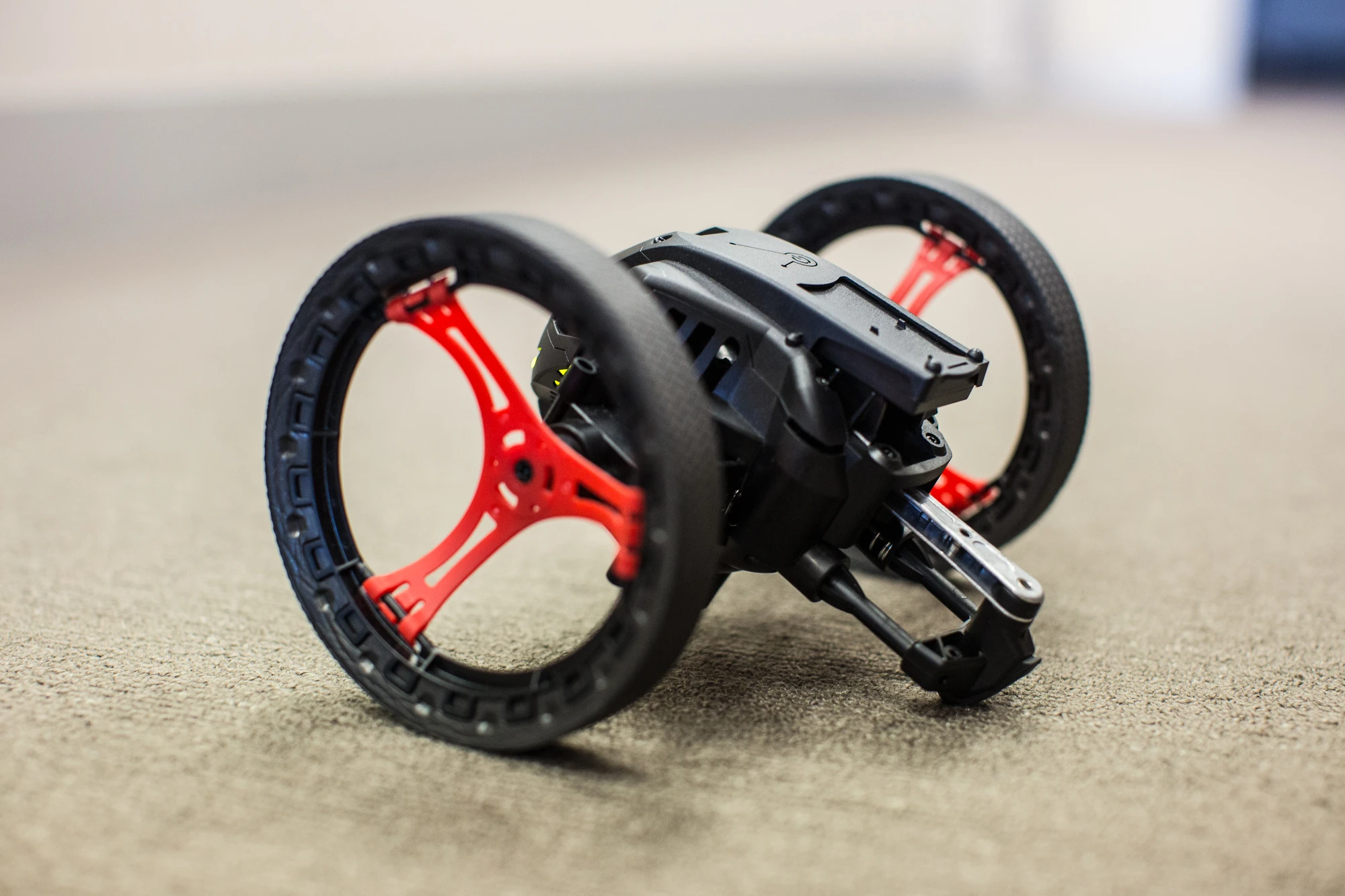 Like the Rolling Spider, the Jumping Sumo is controlled via Parrot's FreeFlight 3 mobile app (Photo Gizmag/Nick Lavars)