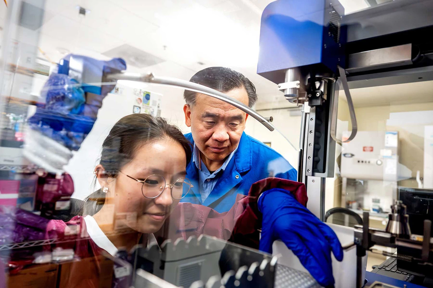 Loading DNA samples into a biorobot