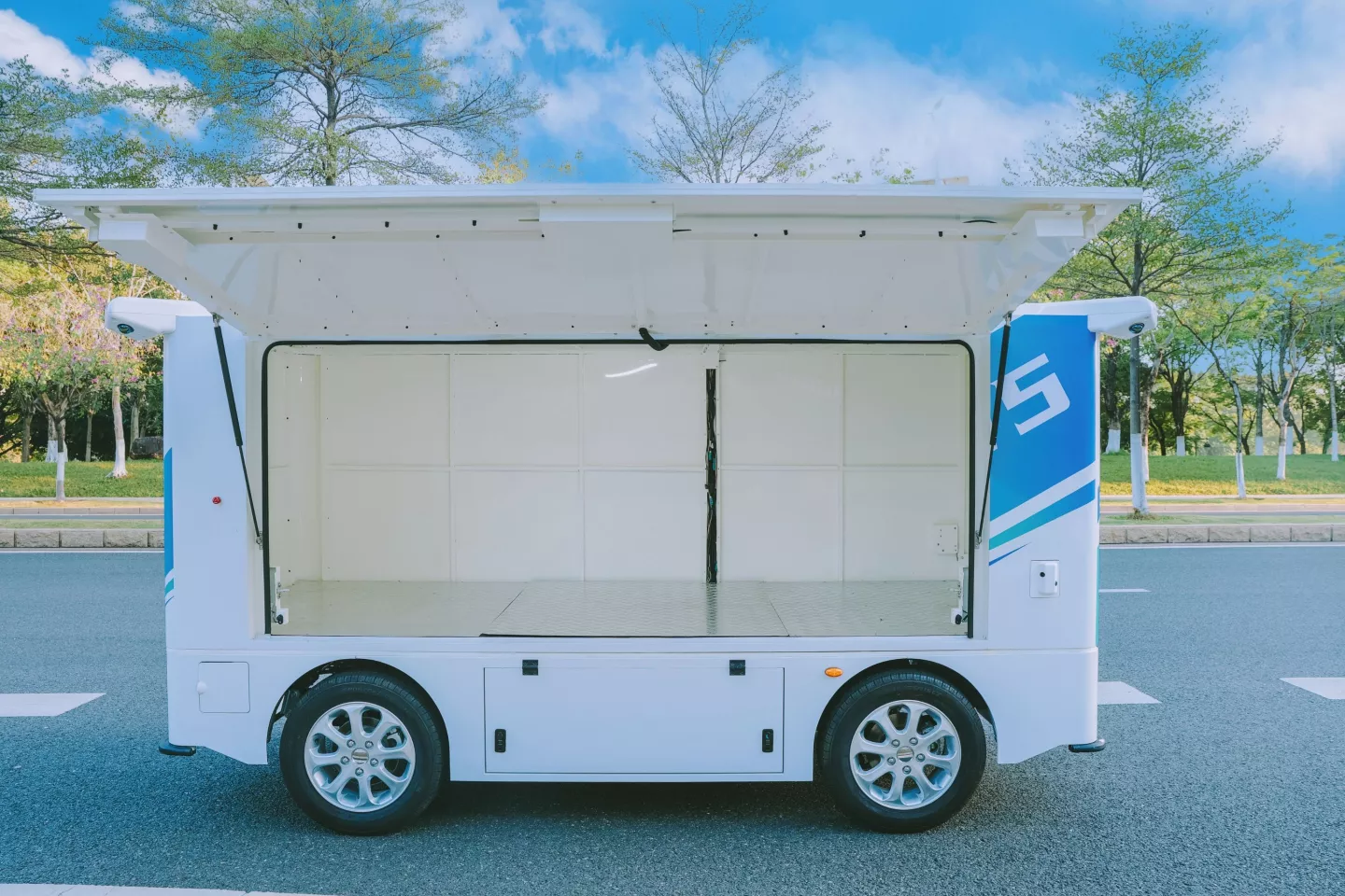 The Robovan W5's cargo space can accommodate a payload of 5.5 cubic meters and weighing 1,000 kg