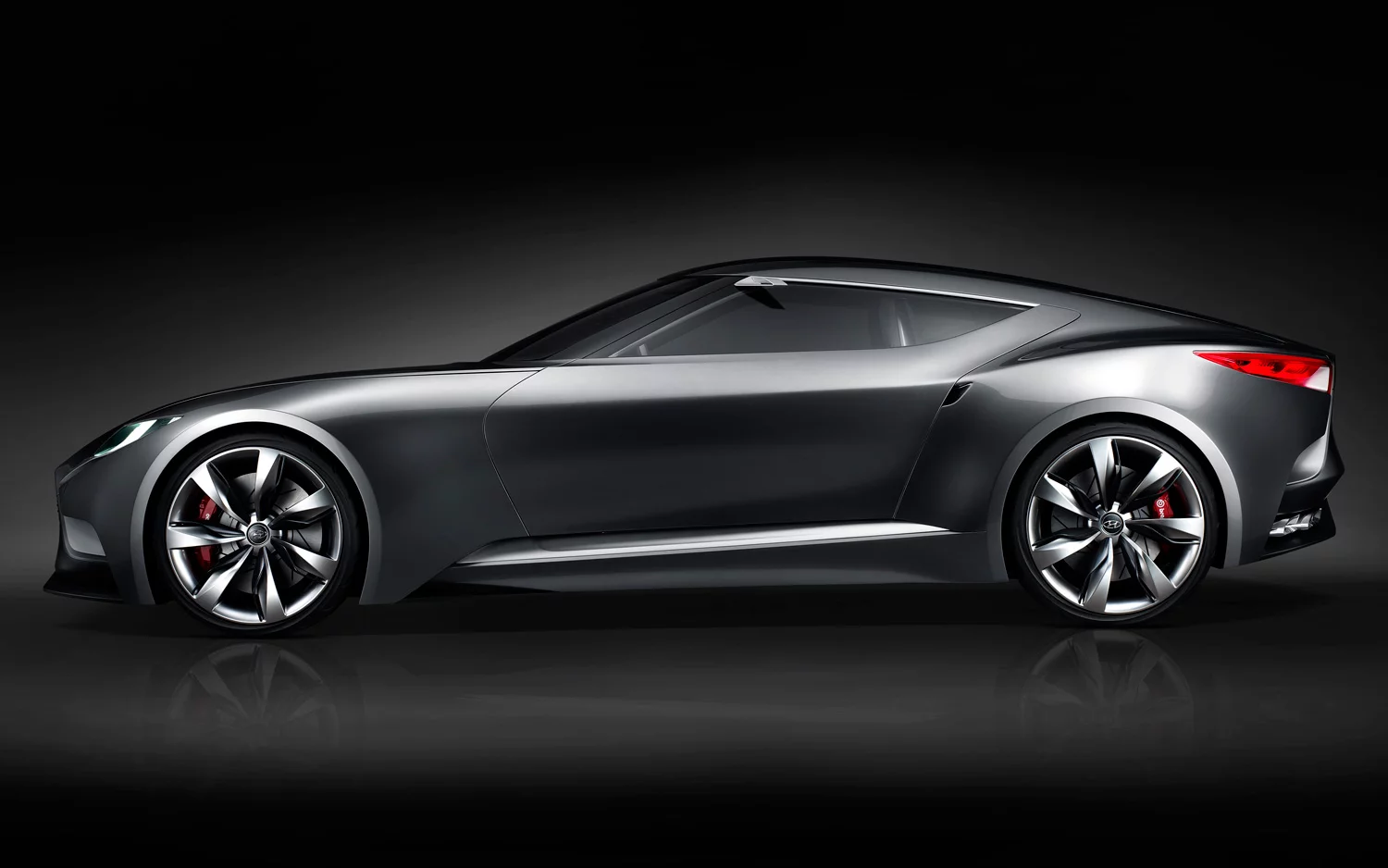 Hyundai’s 3.3-liter turbo GDi engine and 8-speed auto box handling the power to the back wheels, delivering 370 hp (365 kW)