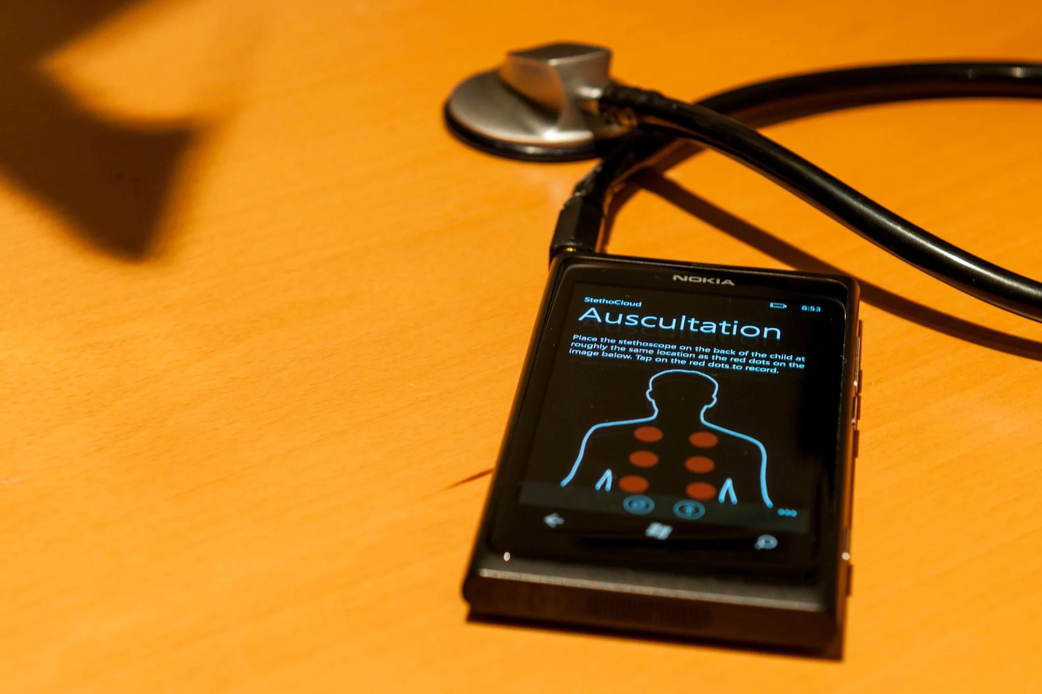 The StethoCloud app shows where on the body the "stethomic" should be placed