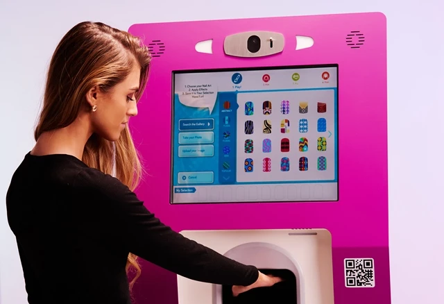 Using the Fingernails2Go kiosk
