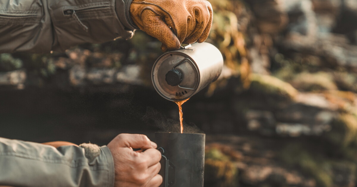 Elegante Titan-Kolbenflasche filtert jetzt Kaffee UND Parasiten