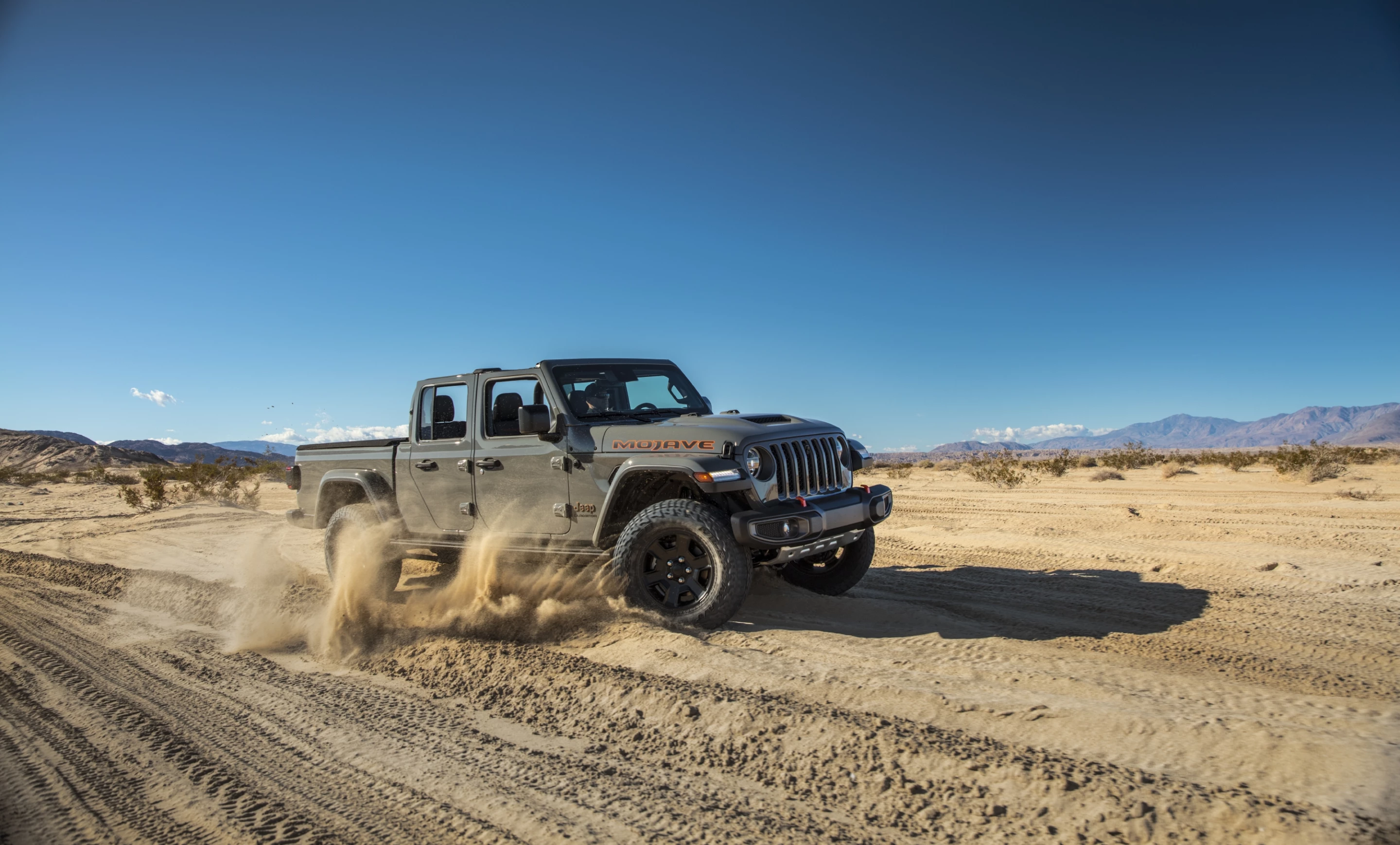 A best-in-class approach angle of 44.7 degrees, breakover angle of 20.9 degrees, departure angle of 25.5 degrees and a best-in-class ground clearance of 11.6 inches further enhances Gladiator Mojave’s off-road credentials