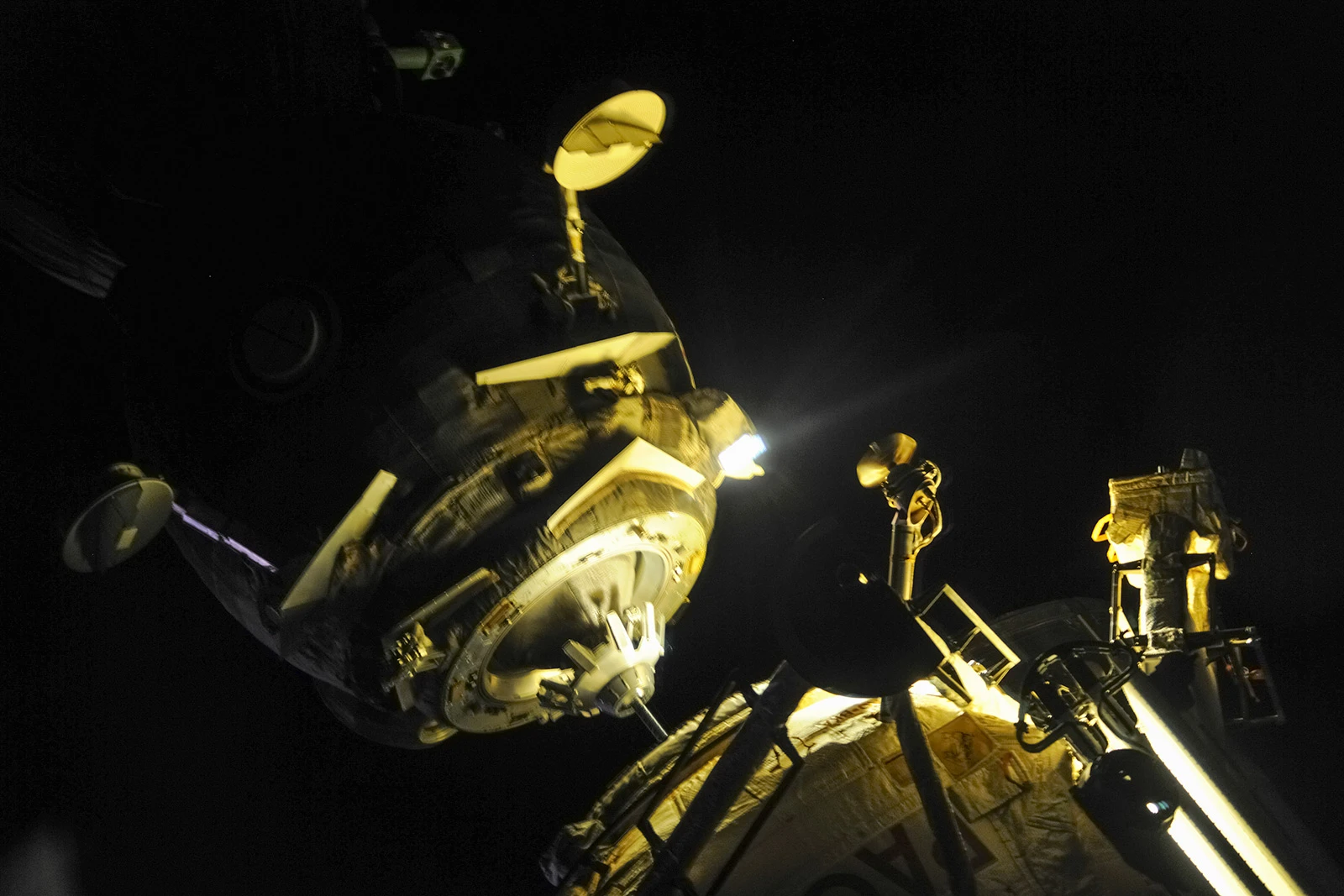 Soyuz TMA-13M docking (Photo: Roscosmos–O. Artemjev)