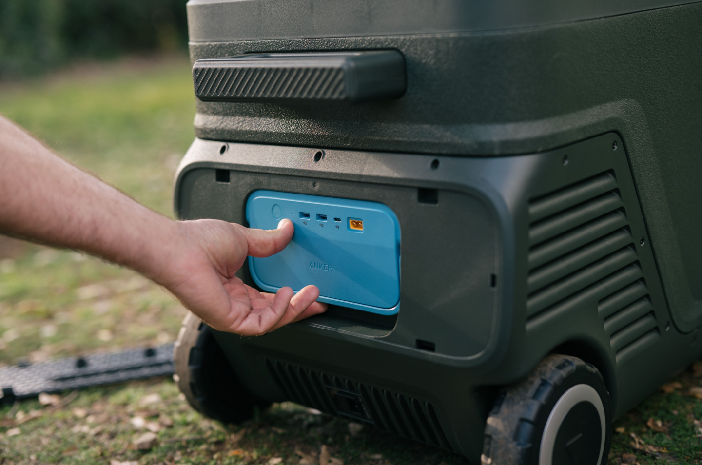 EverFrost battery can be easily removed for charging and replacement