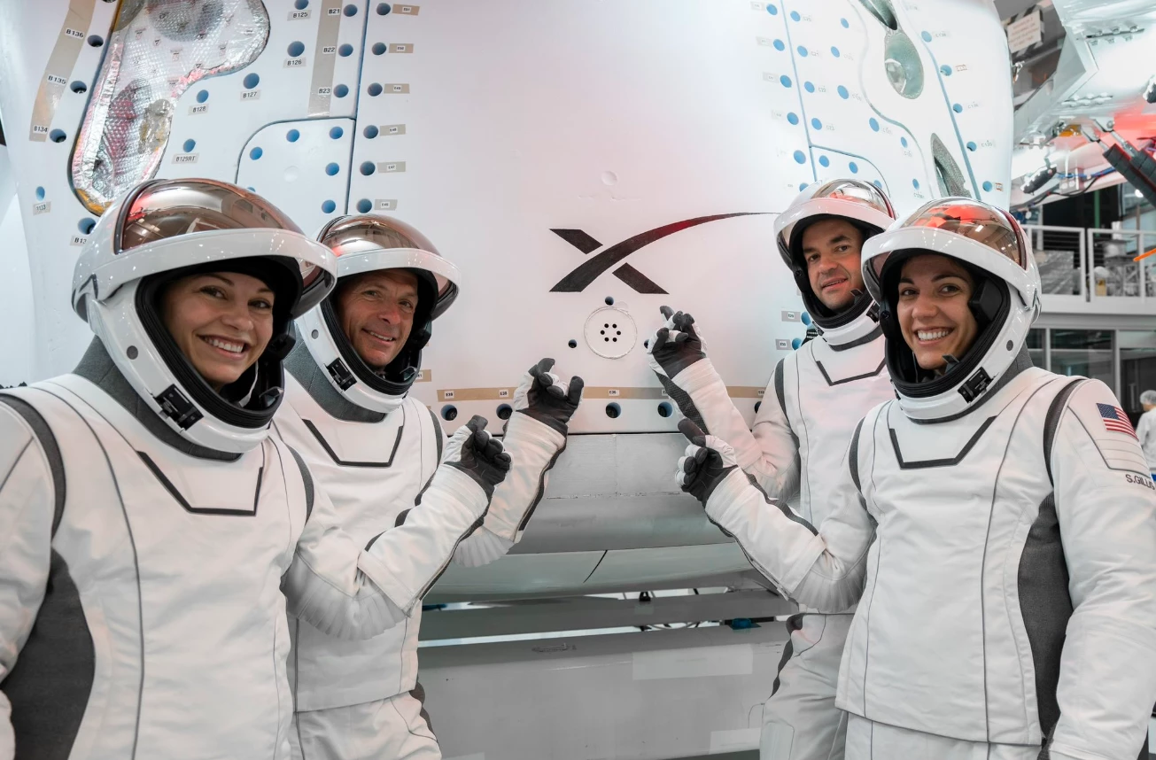 The Polaris Dawn crew suited up