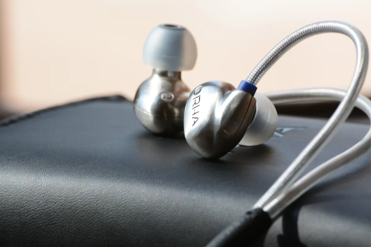 Within the ergonomic metal injection-molded stainless steel housing of each earpiece is a hand-made dynamic driver (Photo: Paul Ridden/Gizmag.com)