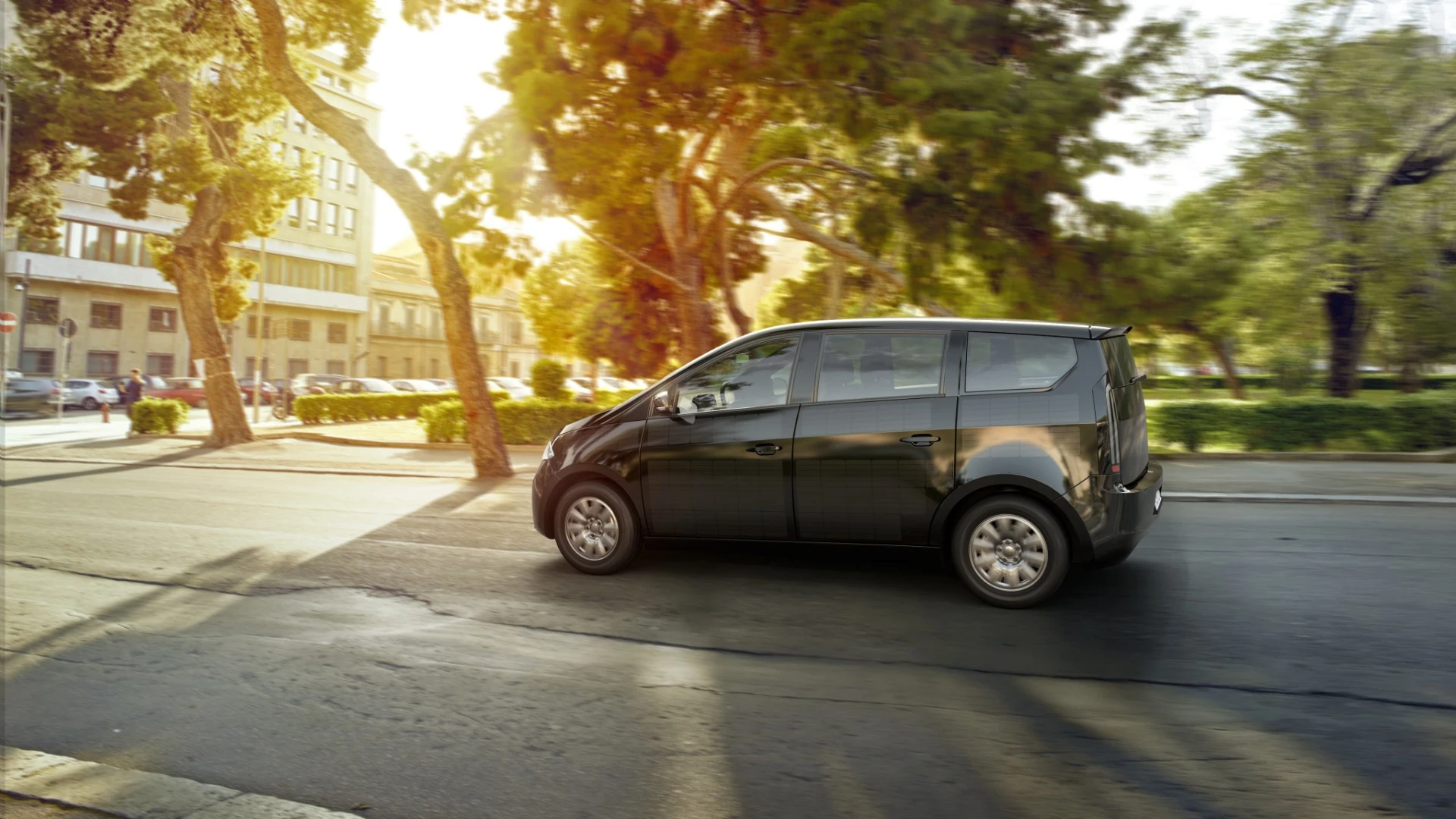 The Sion boasts up to 250 km of "normal" range per plug-in charge of the 35 kWh battery pack, with fast charging and regen braking supported.