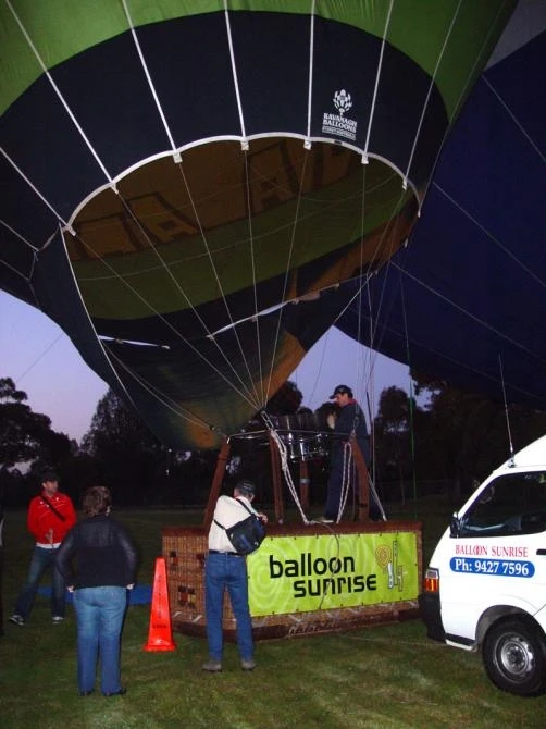 Checking the final rigging of the balloon, all the pilots are commercial pilots