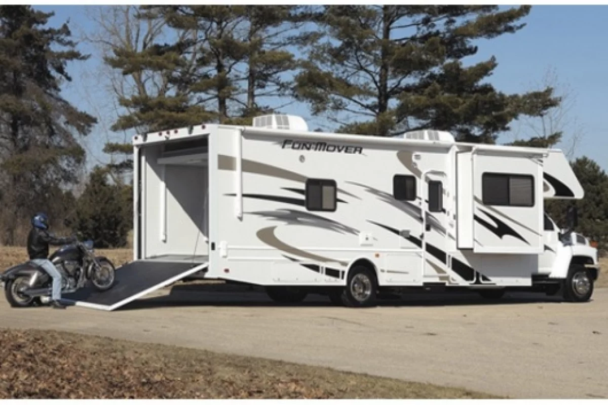 Fun Mover Toy Hauler by Four Winds