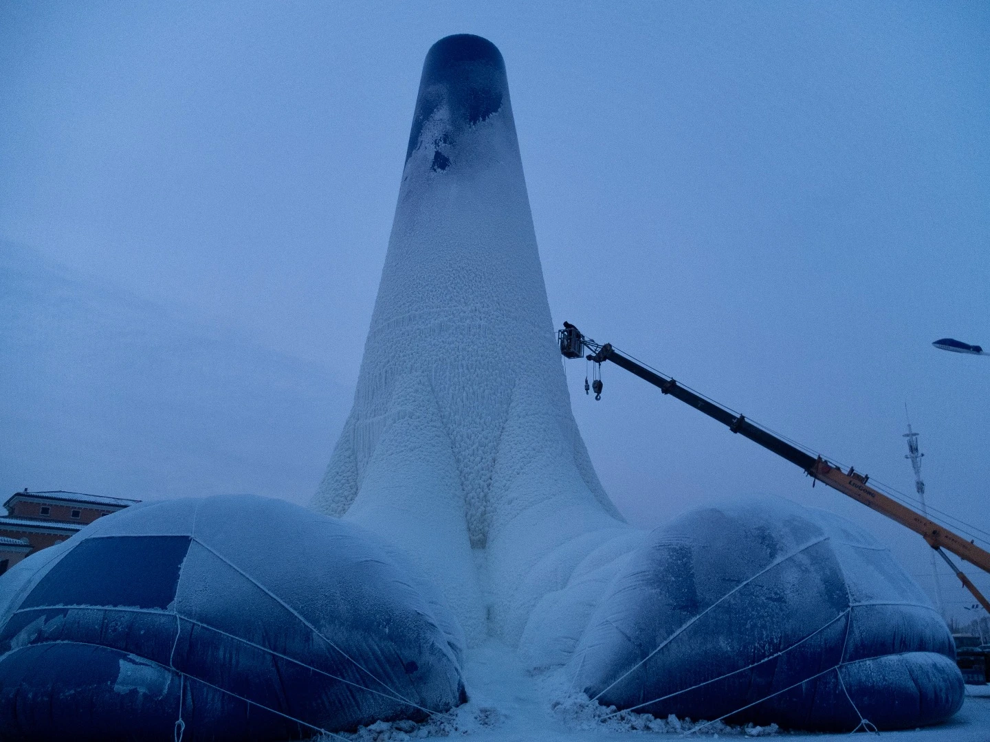 The Flamenco Ice Tower's construction saw a huge balloon in the shape of the tower inflated, before a mixture of fiber-reinforced ice was sprayed over the inflatable to lend the tower its shape