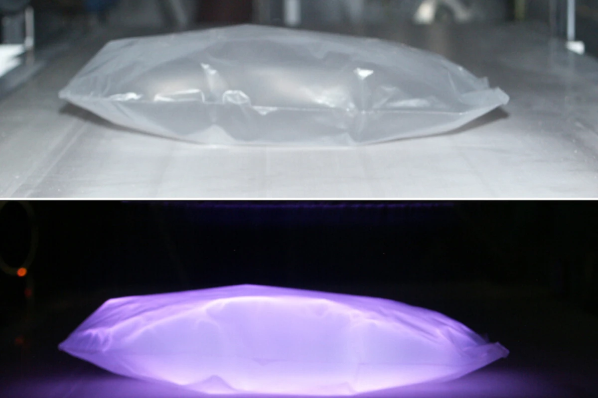 Creating a plastic bag as a bio-container using electrically-charged plasma (Photo: Fraunhofer IST)