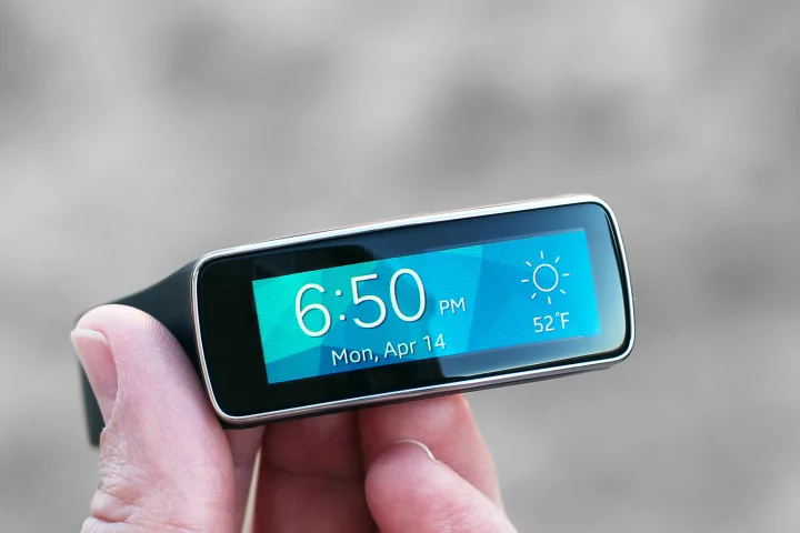 Gizmag reviews the Samsung Gear Fit, a workout tracker with some smartwatch features