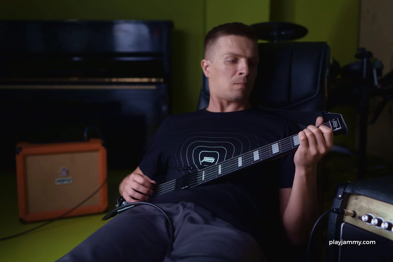 The Jammy portable travel guitar offers a real guitar feel from steel strings, with tension that can be adjusted to suit personal preferences