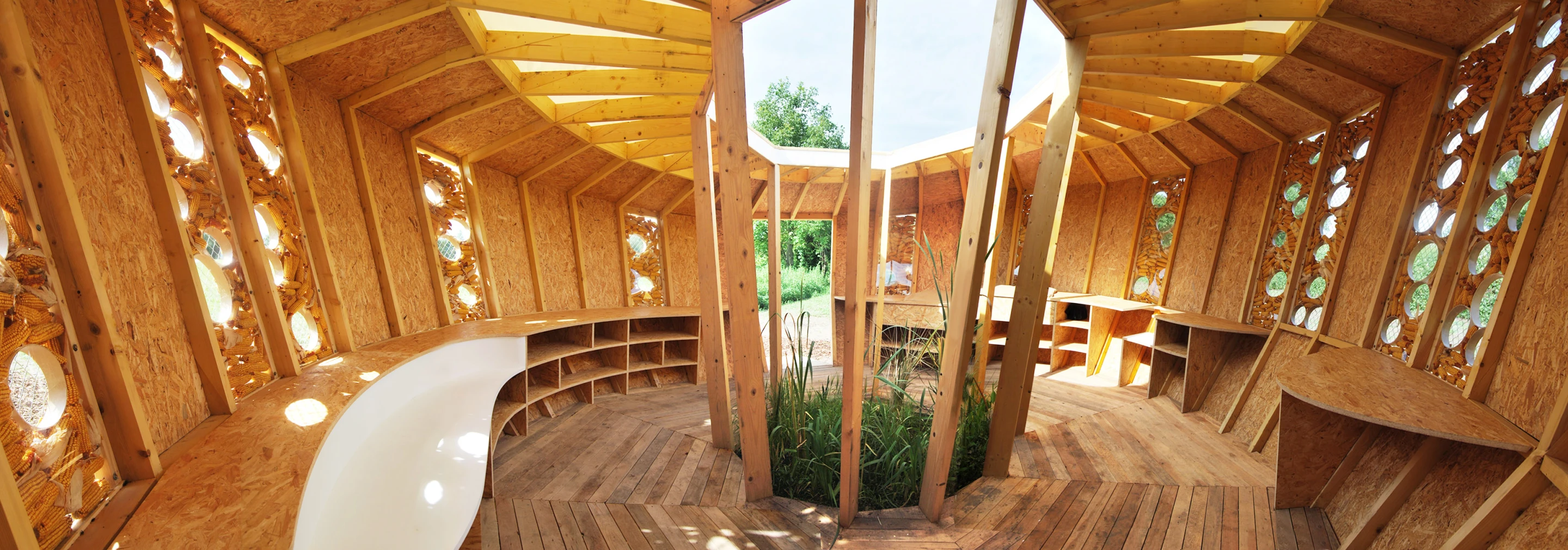 Following the sun’s daily east-to-west cycle, the roof features a central light shaft that illuminates living zones