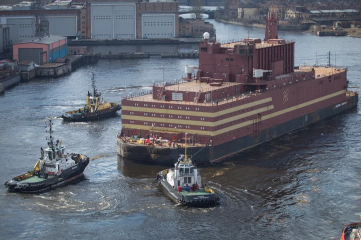 The “Akademik Lomonosov” leaves St. Petersburg under tow