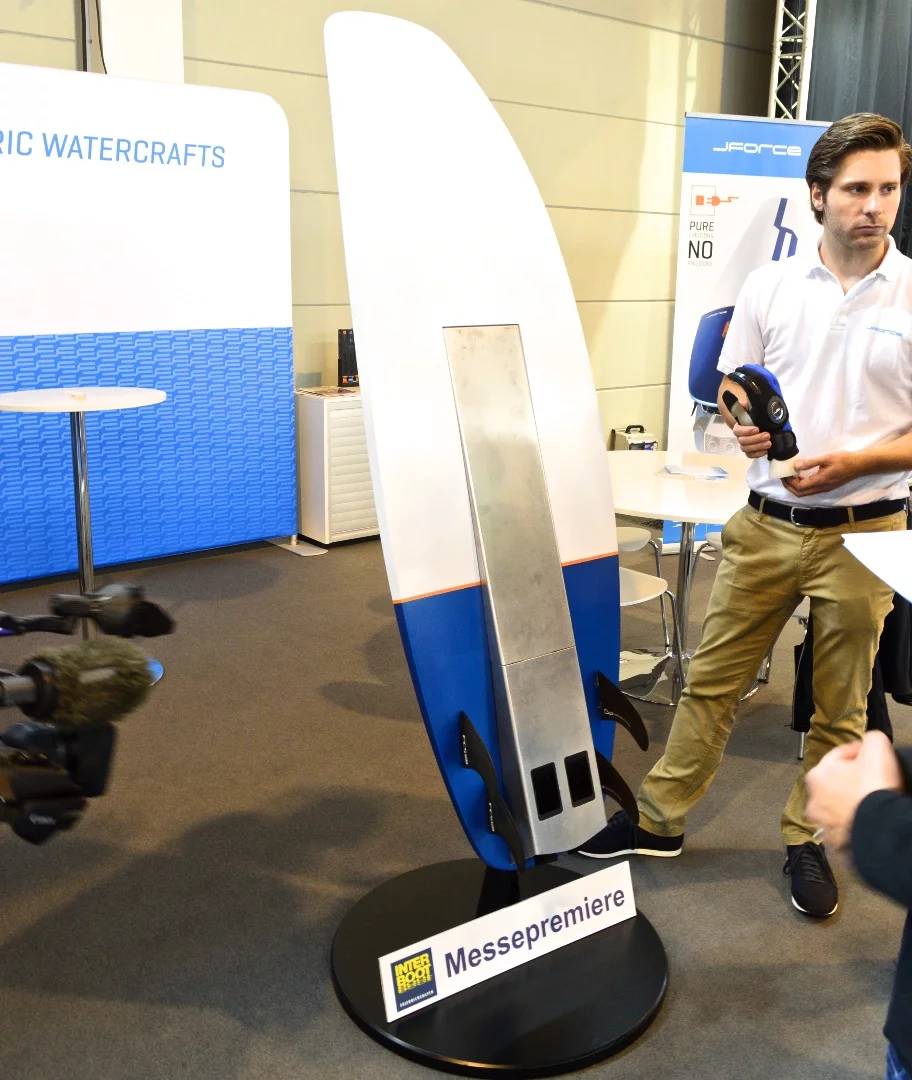 The eBoard rider uses the eFlex glove to control acceleration