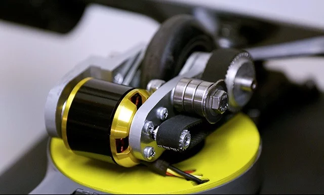 The snowboard-like carving action of the Leif skateboard is underpinned by a pair of rotating motorized wheels