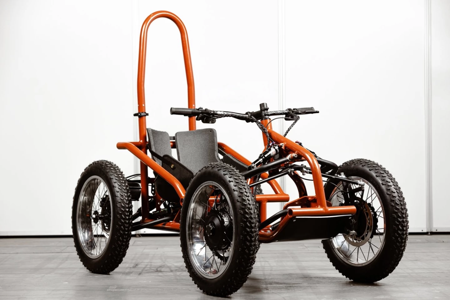 The Exoquad measures 170 cm long by 90 cm wide by 80 cm high (66.9 by 35.4 by 31.5 in), roll bar not included