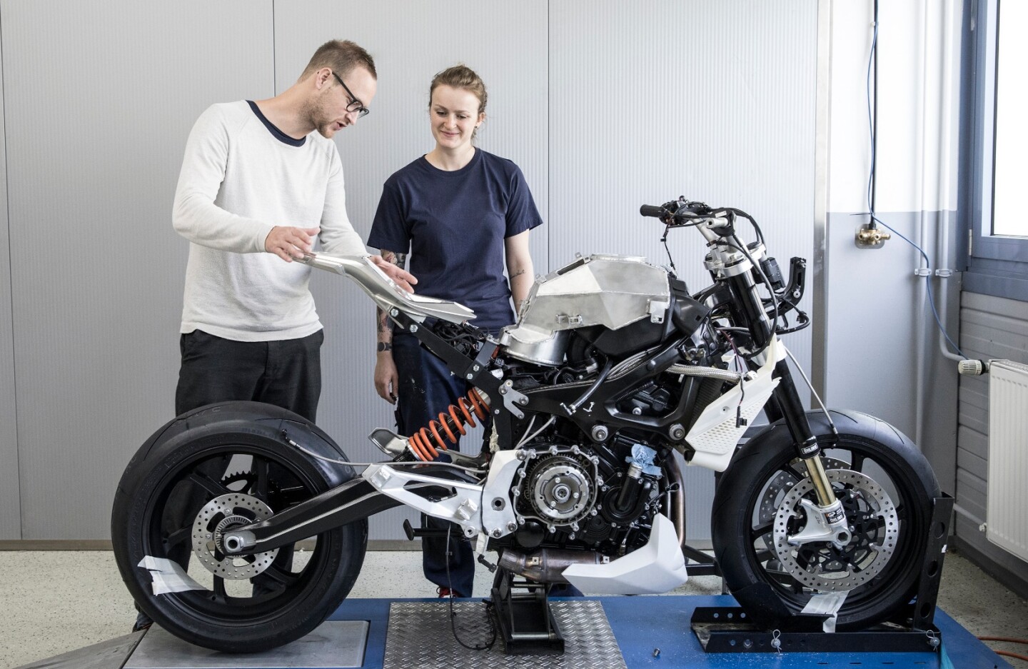 What is most obvious from the 9cento is the unprecedented levels of mass centralization, most obvious in the above image taken during the development of the bike