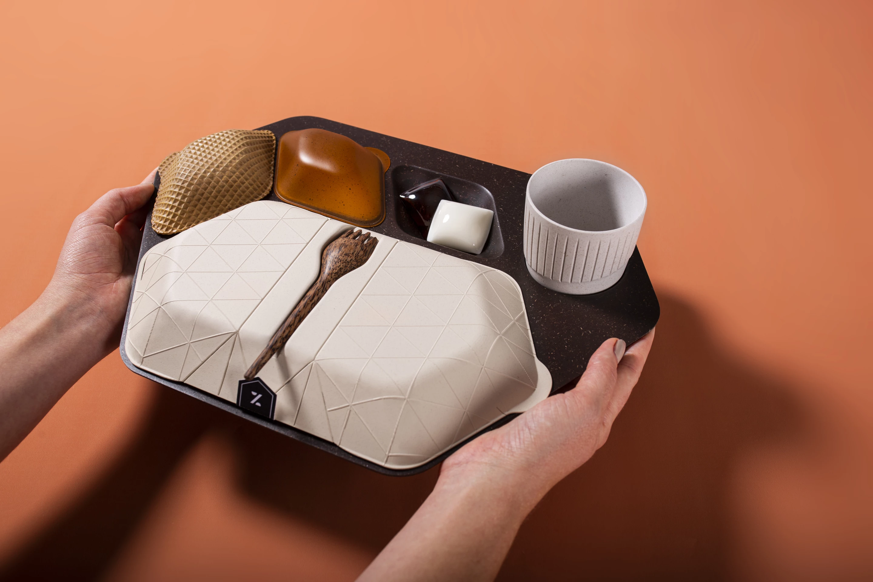 Design studio PriestmanGoode recently revealed an innovative and sustainable in-flight meal tray concept that includes edible packaging