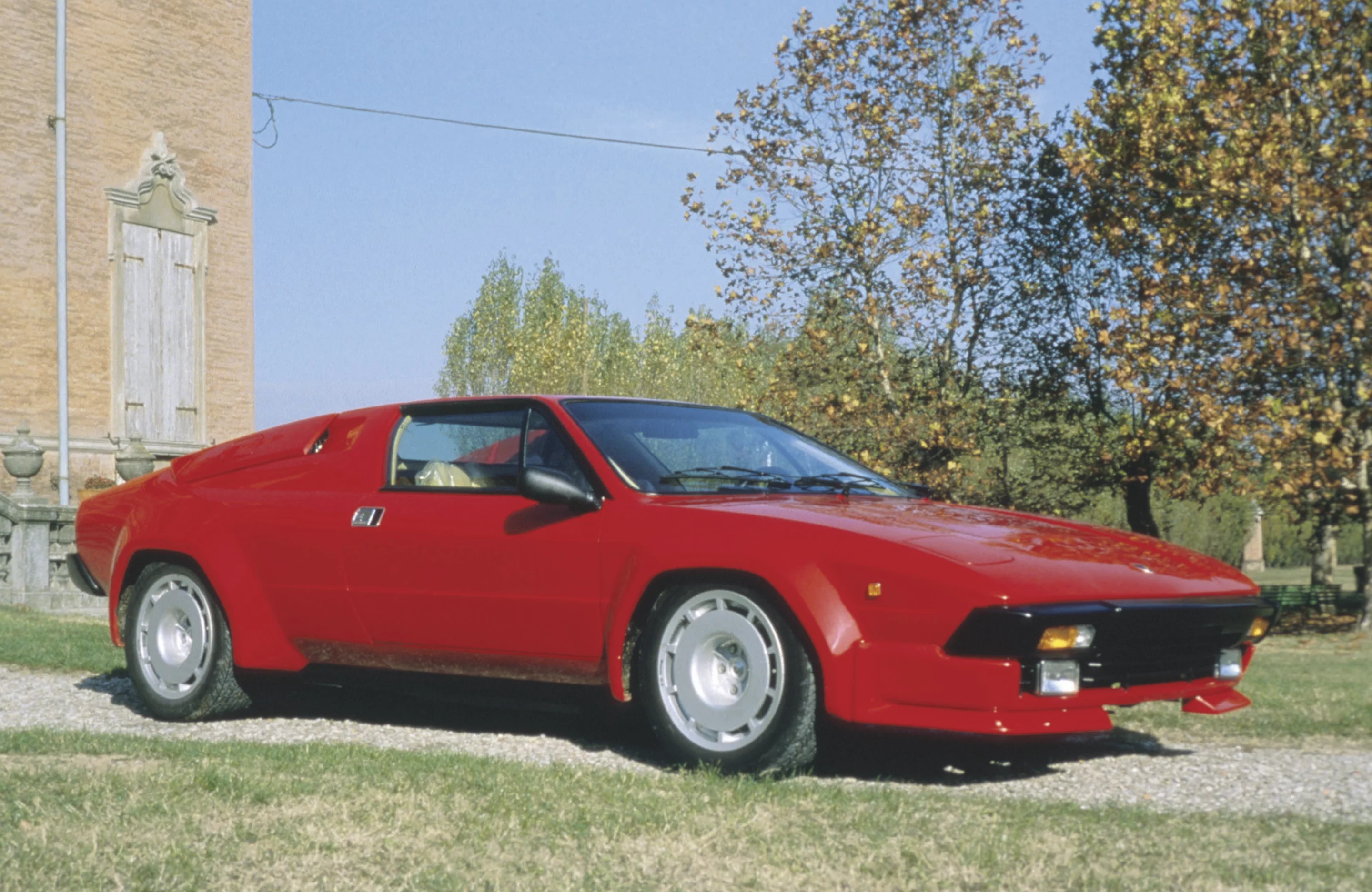 Jalpa, successor to the Silhouette, used a 3.5 litre V8 as its powersource, giving it 250 hp/230 lb.ft of torque and a top speed of 248 km/h (154 mph)