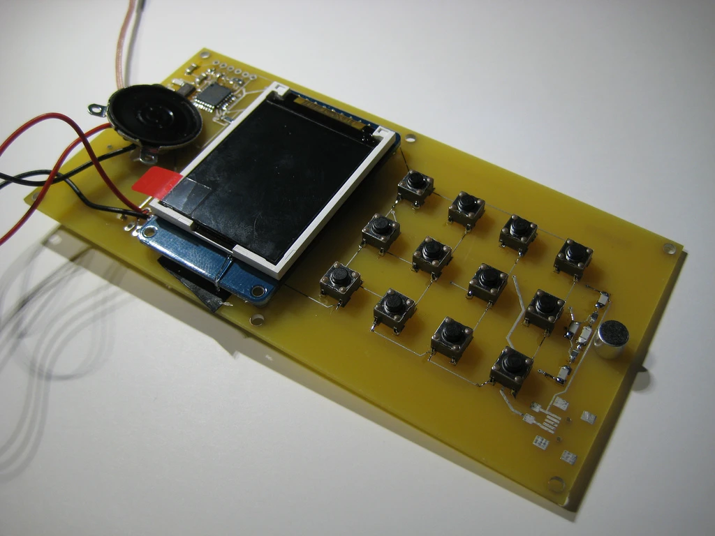 Inside the prototype DIY Cellphone (Photo: David Mellis)