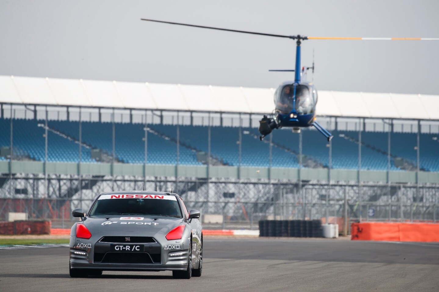 The GT-R /C is driven using a DualShock4 controller by Mardenborough in the following helicopter