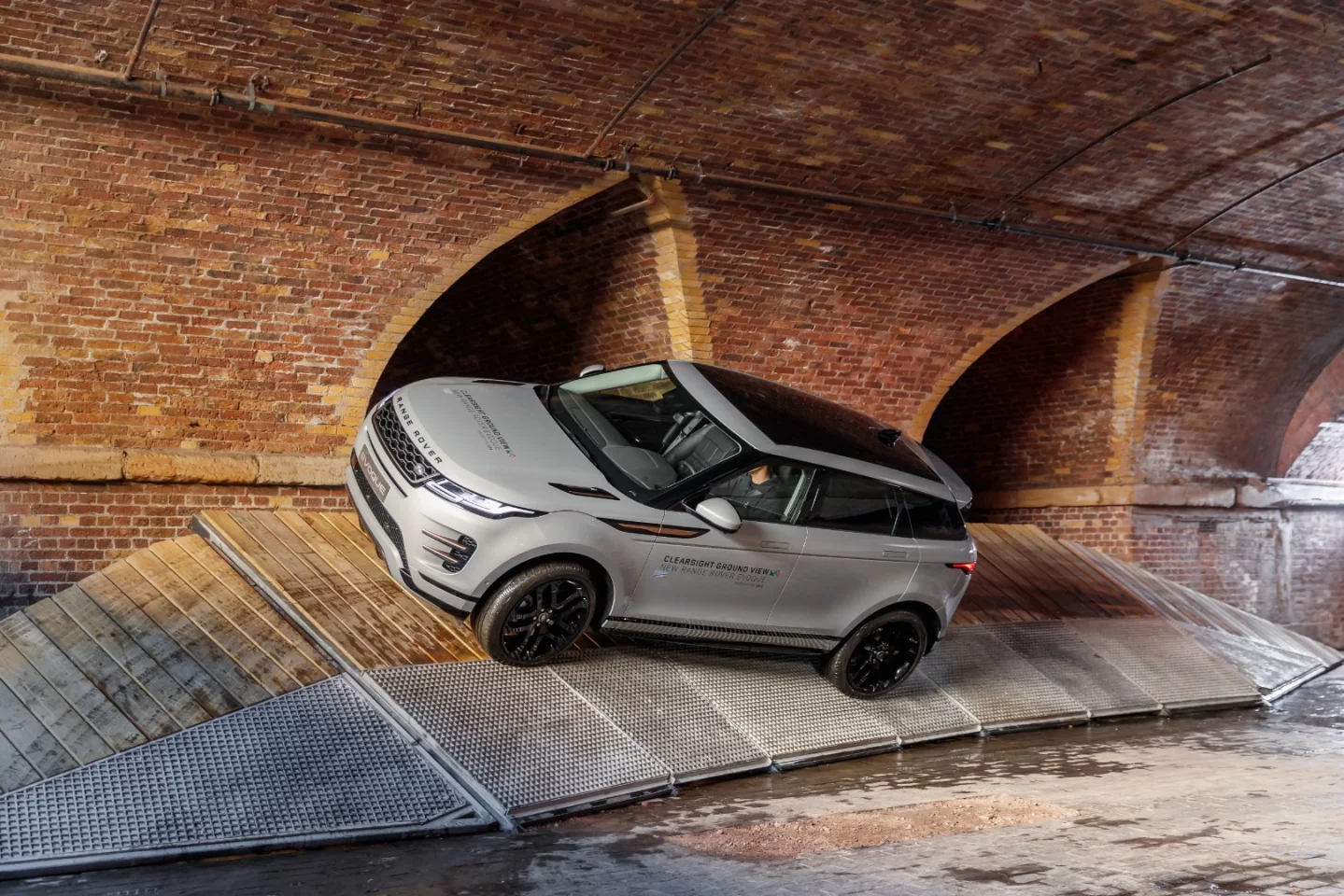 The new Evoque comes in two new exterior colors dubbed Seoul Pearl Silver and Nolita Grey