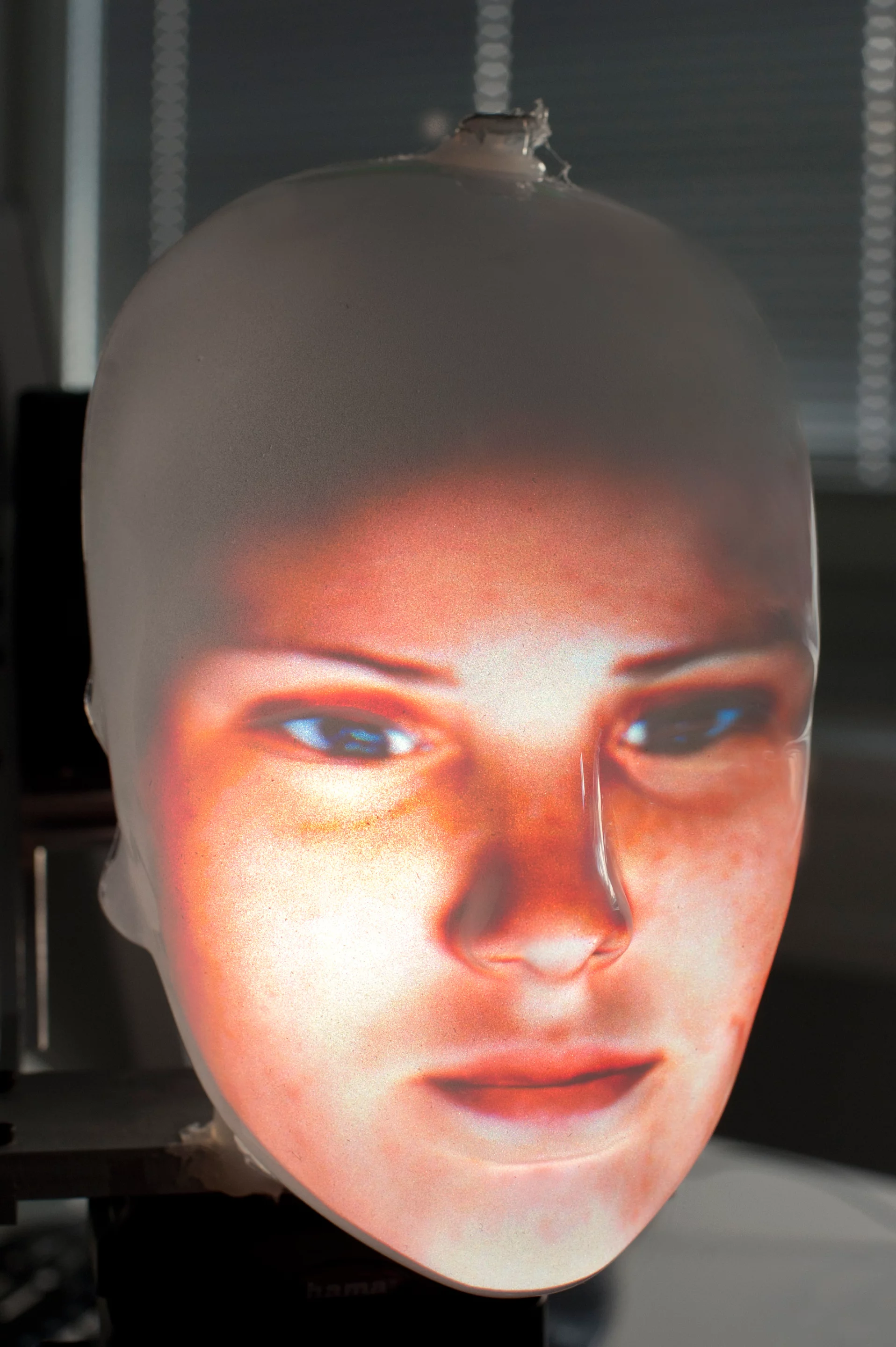 Mask-bot displays realistic three-dimensional heads