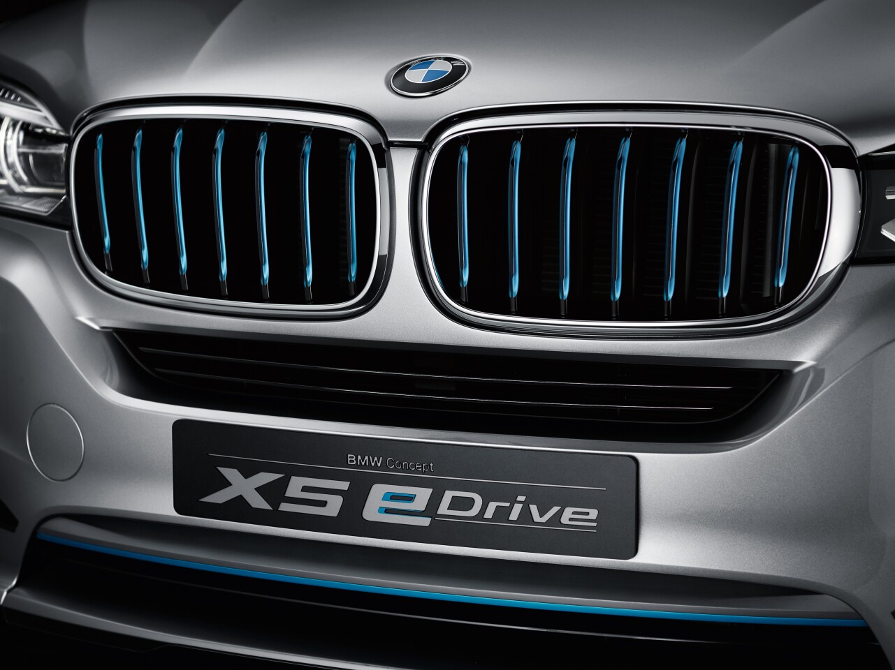 The X5 eDrive gets blue highlights in the grille